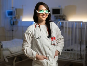 De Retimer 3 kan comfortabel op het werk of thuis gedragen worden voor dagelijkse lichttherapiesessies van dertig minuten. (Afbeeldingsbron: Re-time Pty Ltd.)