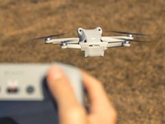 Opnieuw zijn belangrijke specificaties van de DJI Mini 5 Pro minidrone met 1-inch sensor bevestigd door een foto van de verpakking. (Afbeeldingsbron: Bastian Riccardi, bewerkt)