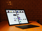 De nieuwe ThinkPad X1 Fold blijft duur, maar met drastisch verbeterde hardware ten opzichte van zijn voorganger. (Afbeelding bron: NotebookCheck)