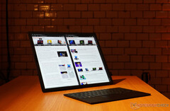 De nieuwe ThinkPad X1 Fold blijft duur, maar met drastisch verbeterde hardware ten opzichte van zijn voorganger. (Afbeelding bron: NotebookCheck)