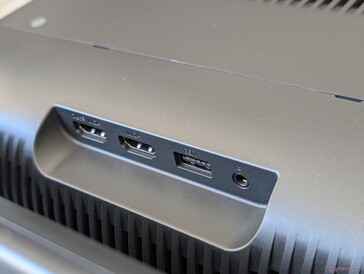 ... terwijl de HDMI-, audio- en USB-poorten zich op het verstelbare projectorgedeelte bevinden