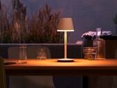 De draagbare tafellamp Philips Hue Go heeft tot 370 lumen aan helderheid. (Beeldbron: Signify )