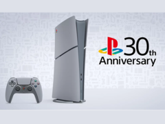 De Sony PlayStation 30th Anniversary limited edition console en controller afgebeeld (bron: PlayStation Direct)