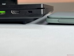 De bolling en de standaard zijn bijna net zo hoog als sommige subnotebooks.