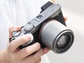 Het betaalbare TTArtisan 50 mm f/1.8 Neo-objectief met autofocus is nu verkrijgbaar in twee nieuwe kleuren.