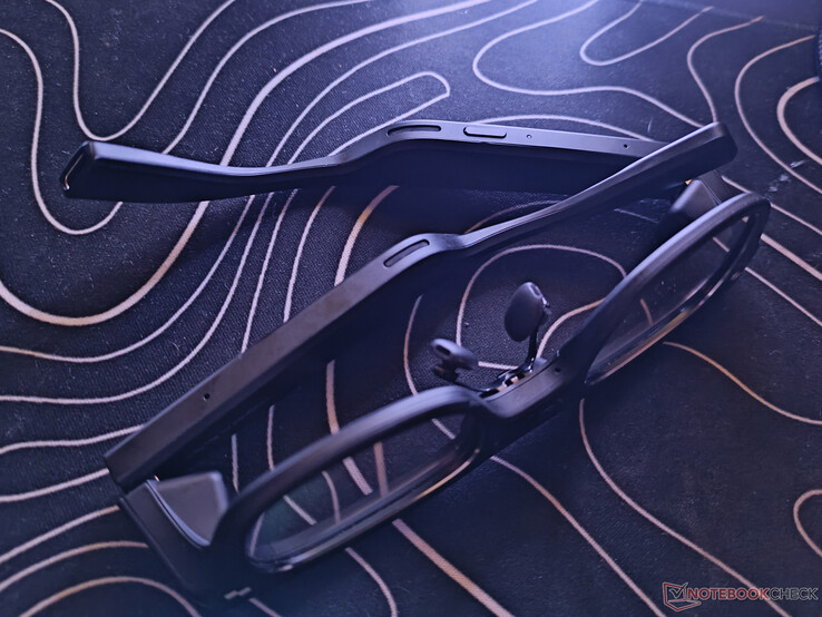 Luidsprekers en microfoons aan de onderkant van beide slapen