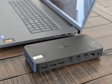 Achterkant van dockingstation met beschikbare poorten, inclusief ondersteuning voor meerdere externe beeldschermen tot vier 4K 120 Hz monitoren