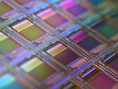 Macro-opname van een siliciumwafer - structuren zoals deze liggen aan de basis van chipontwerpen die worden gebruikt in neuromorfische en in-memory computing (Afbeelding bron: Laura Ockel via Unsplash)