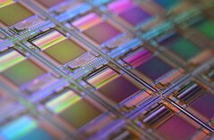 Macro-opname van een siliciumwafer - structuren zoals deze liggen aan de basis van chipontwerpen die worden gebruikt in neuromorfische en in-memory computing (Afbeelding bron: Laura Ockel via Unsplash)