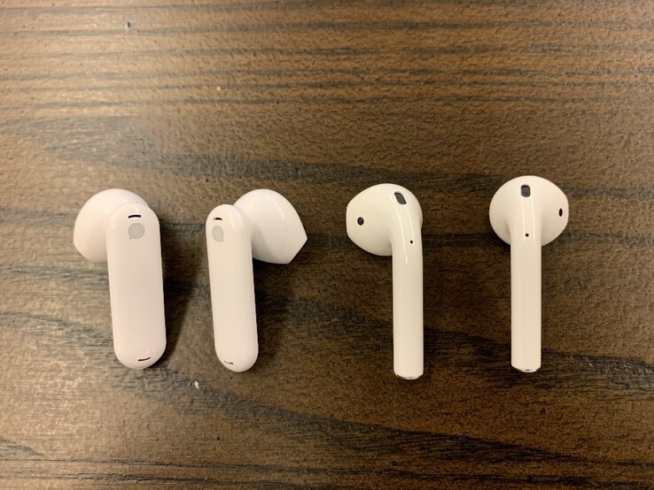 TimeKettle oordopjes (links) vs. Apple Airpods (rechts)