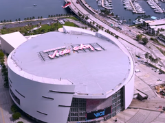 De afbeelding van het reclamebord bij het Miami Heat Stadium met de tekst „Welcome to Vice City“ uit GTA VI