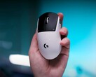 Logitech G Pro X2 Superstrike gaming muis in een hand op een blauwe achtergrond
