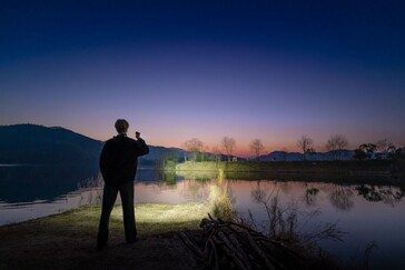 De Olight Baton 4 Pro heeft een worpbereik van 200 m (656 ft.) en de Baton Ultra heeft een worpbereik van 300 m (984 ft.).