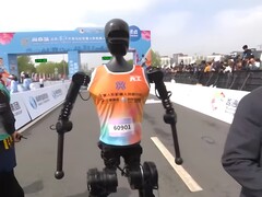 In Beijing hebben humanoïde robots voor het eerst meegedaan aan een halve marathon voor testdoeleinden. (Afbeeldingsbron: YouTube / CGTN)