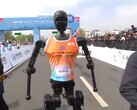 In Beijing hebben humanoïde robots voor het eerst meegedaan aan een halve marathon voor testdoeleinden. (Afbeeldingsbron: YouTube / CGTN)