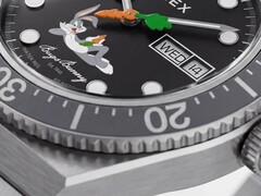 Close-up van de zwarte wijzerplaat van de Timex Looney Tunes x M79 Automatic, waarop Bugs Bunny ontspannen over de onderste helft ligt en in het midden een secondenwijzer in de vorm van een wortel te zien is.