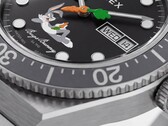 Close-up van de zwarte wijzerplaat van de Timex Looney Tunes x M79 Automatic, waarop Bugs Bunny ontspannen over de onderste helft ligt en in het midden een secondenwijzer in de vorm van een wortel te zien is.