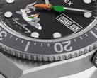 Close-up van de zwarte wijzerplaat van de Timex Looney Tunes x M79 Automatic, waarop Bugs Bunny ontspannen over de onderste helft ligt en in het midden een secondenwijzer in de vorm van een wortel te zien is.