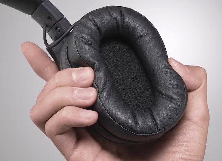 De Yamaha YH-L500A-hoofdtelefoon maakt gebruik van zachte oorkussens voor comfortabel dragen. (Afbeeldingsbron: Yamaha)