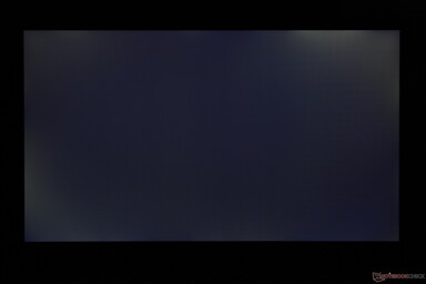 Matige ongelijkmatige achtergrondverlichting die langs de randen afloopt