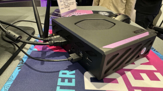 De Cooler Master Mini-X heeft een groot aantal poorten, maar mist een OCuLink-aansluiting. (Bron: VideoCardz via Cowcotland)