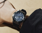 De afgebeelde Casio G-Steel GST-B1000D-2A met blauwe wijzerplaat is nu verkrijgbaar in de VS.