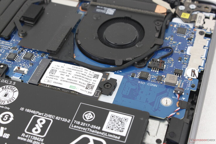 Model ondersteunt 80 mm PCIe4 x4 NVMe SSD's. SKU's kunnen echter geleverd worden met een kleinere 42 mm schijf