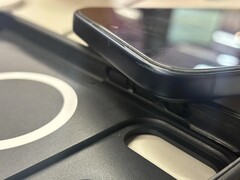 de hoeken van iPhone 17 Pro beschadigd in een pelican case. (Afbeeldingsbron: u/holden_downunder98 op Reddit)