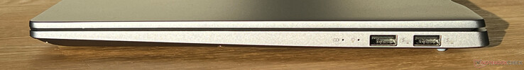 Rechts: 2x USB-A 3.2 Gen.1 (5 Gbit/s)