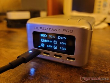 Het opladen van onze Zendure PowerTank Pro met 90 W. Het opladen vertraagt tot 50 W bij 70 procent opladen en vervolgens tot 27 W bij 80 procent opladen of hoger, net als bij andere Li-ion batterijen