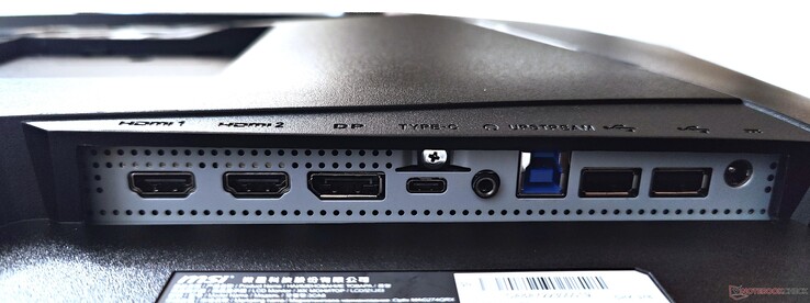 Van links naar rechts: 2x HDMI 2.0, DisplayPort 1.4a, USB Type-C DP, koptelefoonaansluiting, USB Type-B Upstream, 2x USB 2.0 Type-A, DC-in