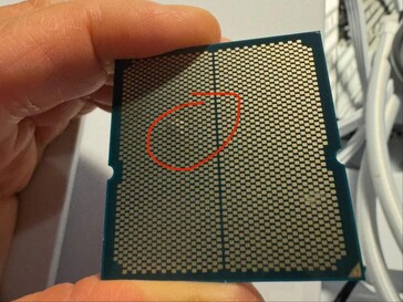 Ryzen CPU met een bobbel en wat verkleuring. (Afbeeldingsbron: I_fliu op Reddit)