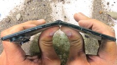 De Samsung Galaxy Z Fold8 Ultra gaat direct van de duurzaamheidstest naar de demontage met een kostbare schade aan het scherm.