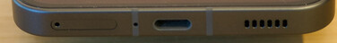 Onderkant: SIM-sleuf, USB-C poort, luidspreker