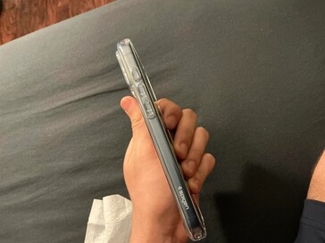 Doorzichtig Spigen hoesje. (Afbeeldingsbron: u/ChakiWRLD)