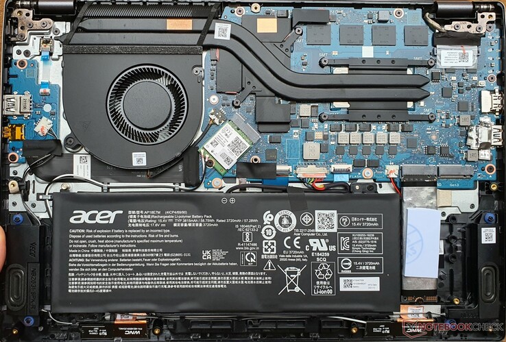 2x M.2-2280 slot (PCIe 4.0), Intel AX211 (Wi-Fi 6E), geschroefde batterij, maar gesoldeerde RAM