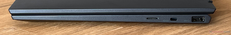 Rechts: microSD-kaartlezer, Kensington-beveiligingssleuf, USB-A 3.2 Gen 1 (5 Gbit/s)