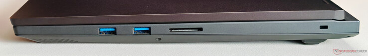 Rechts: 2x USB-A 3.2 Gen. 1 (5 Gbit/s), SD-kaartlezer, Kensington-slot