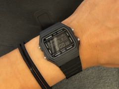 De Casio F-B100W-1BJF (zie afbeelding) om een pols.