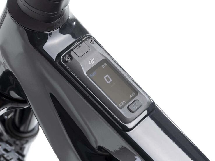 Kenmerkend voor een e-MTB: het display is niet erg opvallend geplaatst.