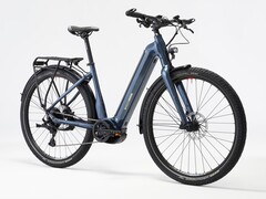 De Decathlon Stilus E-Touring fiets heeft een actieradius van 130 km (~81 mijl). (Afbeelding bron: Decathlon)