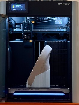 Het .3mf ontwerpbestand is geoptimaliseerd voor de Bambu H2D printer, en gebruikt PLA voor ondersteunende structuren (Afbeelding bron: Bambu Lab)