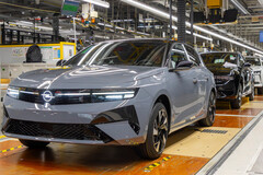 De volgende generatie van de Opel Astra zal van de productielijn in het hoofdkantoor in Rüsselsheim blijven rollen, terwijl het merk steeds afhankelijker wordt van Chinese technologie voor de ontwikkeling van nieuwe EV's.