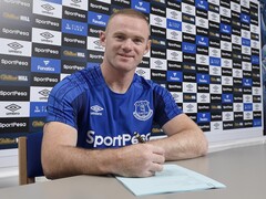 Waryne Rooney ondertekent een document. (Afbeeldingsbron: Officiële Wayne Rooney) 