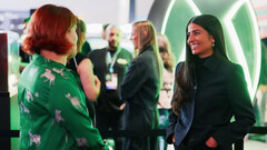 Een foto van Asha Sharma, CEO van Xbox, in gesprek met de BBC