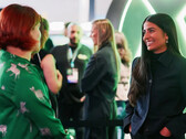 Een foto van Asha Sharma, CEO van Xbox, in gesprek met de BBC