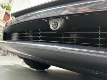 De 2026 Model 3 camera-ring op de voorbumper is anders dan op de Model Y en de kit kan niet achteraf worden gemonteerd op bestaande Model 3 modellen. (Afbeeldingsbron: millepun/X)