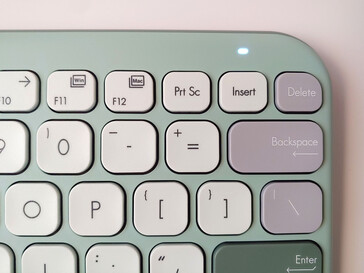 Een wit statuslampje van het toetsenbord geeft verbindings- of moduswijzigingen aan. (Afbeeldingsbron: Notebookcheck)