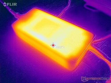 De AC-adapter kan meer dan 40 C bereiken wanneer gedurende lange tijd veeleisende belastingen worden gebruikt