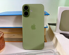 De Apple iPhone 17 is slechts minimaal gegroeid ten opzichte van de iPhone 16 en weegt met 177 gram slechts 12 gram meer dan de iPhone Air. (Afbeeldingsbron: Notebookcheck)